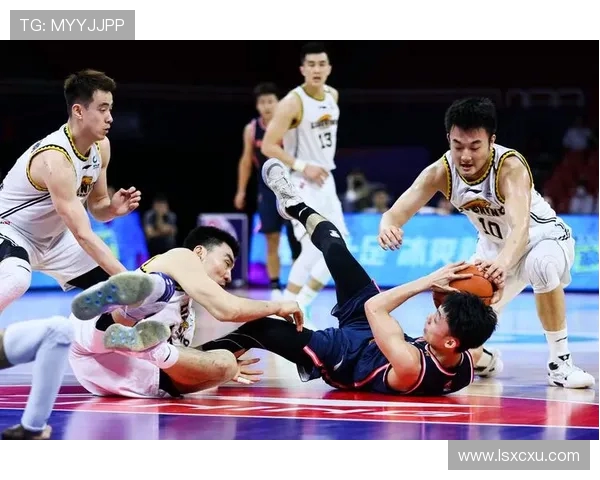 广东与辽宁总决赛首战激战正酣双方球员全力以赴争夺胜利荣耀