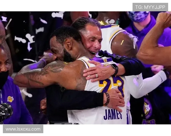 詹姆斯与帕楚利亚的巅峰对决揭示篮球场上的荣耀与挑战